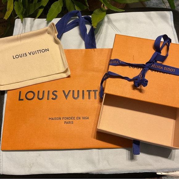 Louis Vuitton wallet packing set - Picture 2 of 3